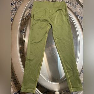 Green Athletic Leggings w/ Scrunch Butt